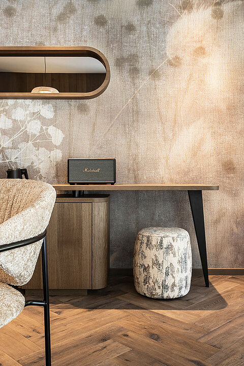 Stilvoller Arbeitsbereich mit Naturholzboden und Designausstattung in der Suite 445