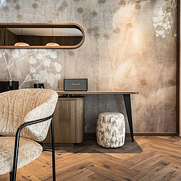 Stilvoller Arbeitsbereich mit Naturholzboden und Designausstattung in der Suite 445
