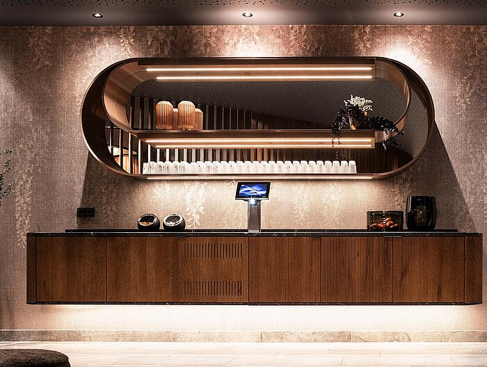Erfrischungsstation in der Spa Lounge des Lürzerhofs mit Kaffee, Obst und beleuchtetem Designregal