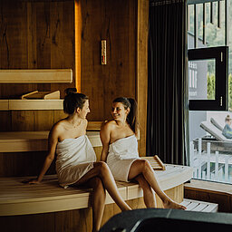 Zwei Frauen sitzen in der Sauna im Wellnesshotel Lürzerhof in Salzburg