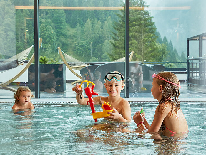 Kinder plantschen im Indoorpool im Wellnesshotel Lürzerhof in Salzburg