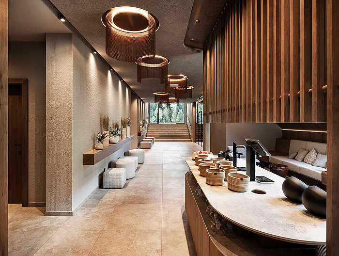 Eleganter Wellnessbereich im Lürzerhof mit Tee- und Erfrischungsstation, natürlichen Materialien und behaglicher Atmosphäre