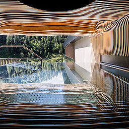 Infinitypool mit Waldpanorama in der exklusiven Suite 445 des Wellnesshotels Lürzerhof