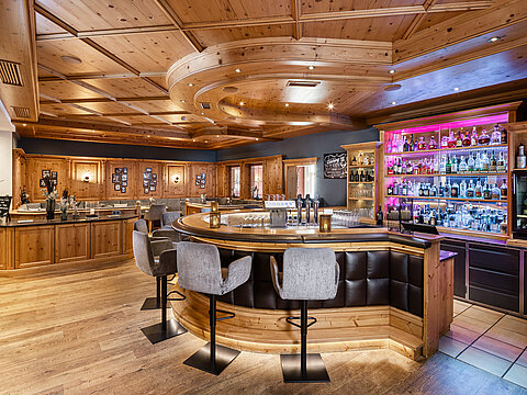 Hotelbar mit gemütlichen Barhockern.