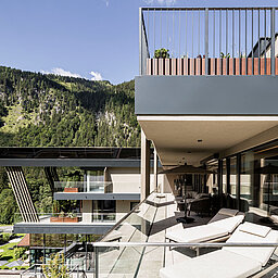 Sonnenterrasse der Suite 445 mit Liegen und Panorama der Salzburger Bergwelt