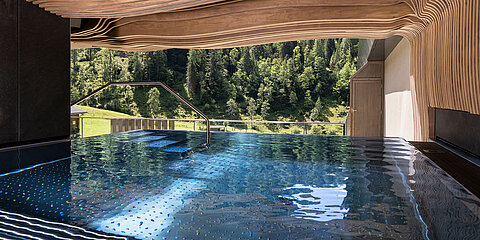 Infinitypool der Suite 445 mit außergewöhnlicher Holzarchitektur und Naturblick