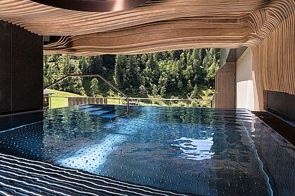 Infinitypool der Suite 445 mit außergewöhnlicher Holzarchitektur und Naturblick