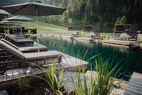 Der Bergseepool im Wellnesshotel Lürzerhof in Salzburg