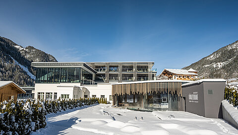 Winterliche Aussenansicht des Wellnessbereichs des Lürzerhofs in Österreich