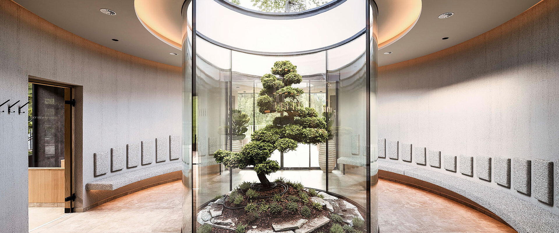 Modernes Sky Spa Atrium mit Bonsai im Wellnesshotel Lürzerhof nahe Obertauern