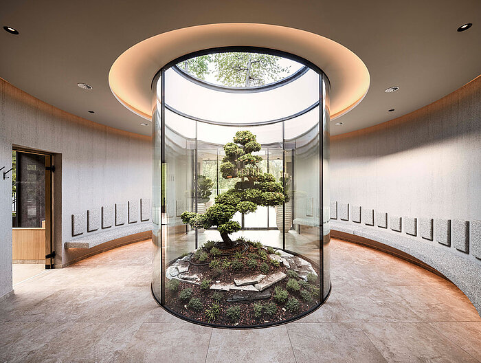 Modernes Sky Spa Atrium mit Bonsai im Wellnesshotel Lürzerhof nahe Obertauern