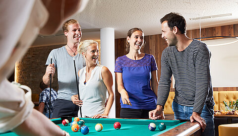 Eine Gruppe spielt Billiard im Hotel Lürzerhof
