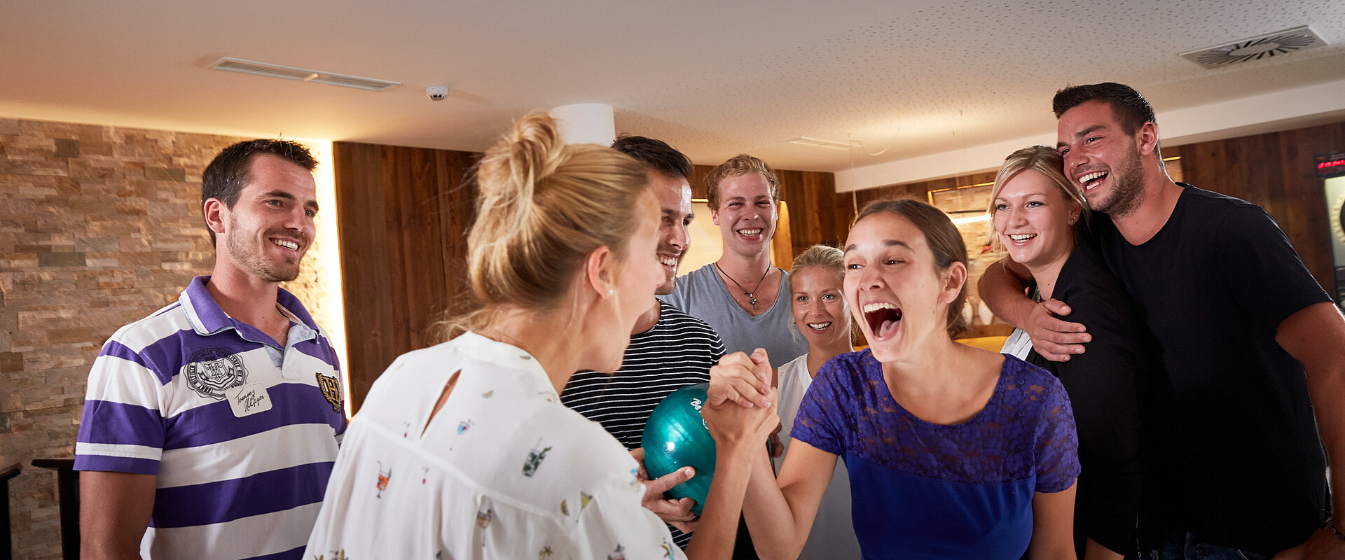 Eine Gruppe genießt Bowling im Lürzerhof während ihres Aktivurlaubs in Österreich.
