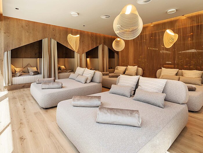 Adults Only Ruheraum Sky Dream im Nature SPA Resort Lürzerhof mit Daybeds und privaten Rückzugsnischen.Adults Only Ruheraum Sky Dream im Nature SPA Resort Lürzerhof mit Daybeds und privaten Rückzugsnischen.