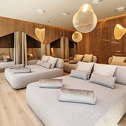 Adults Only Ruheraum Sky Dream im Nature SPA Resort Lürzerhof mit Daybeds und privaten Rückzugsnischen.Adults Only Ruheraum Sky Dream im Nature SPA Resort Lürzerhof mit Daybeds und privaten Rückzugsnischen.