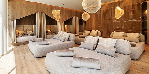 Adults Only Ruheraum Sky Dream im Nature SPA Resort Lürzerhof mit Daybeds und privaten Rückzugsnischen.Adults Only Ruheraum Sky Dream im Nature SPA Resort Lürzerhof mit Daybeds und privaten Rückzugsnischen.