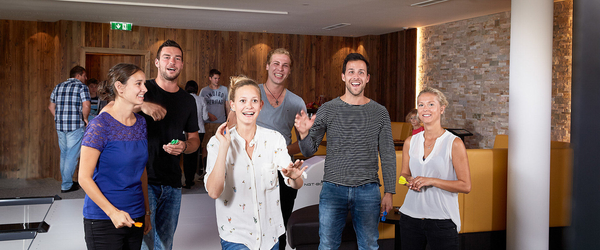Eine Grup beim Bowling im Lürzerhof während ihres Aktivurlaubs in Österreich