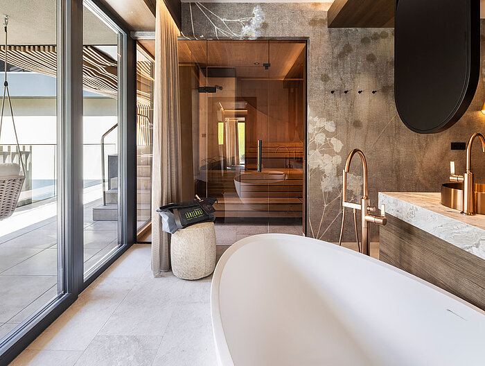 Freistehende Badewanne und private Sauna in der Wellnesssuite des Lürzerhofs
