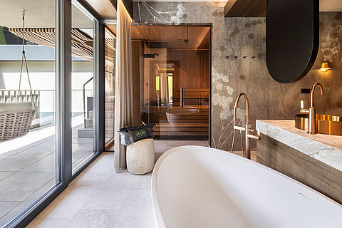 Freistehende Badewanne und private Sauna in der Wellnesssuite des Lürzerhofs