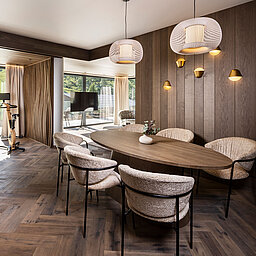 Eleganter Essbereich der Suite 445 mit hochwertiger Holzausstattung und Designleuchten