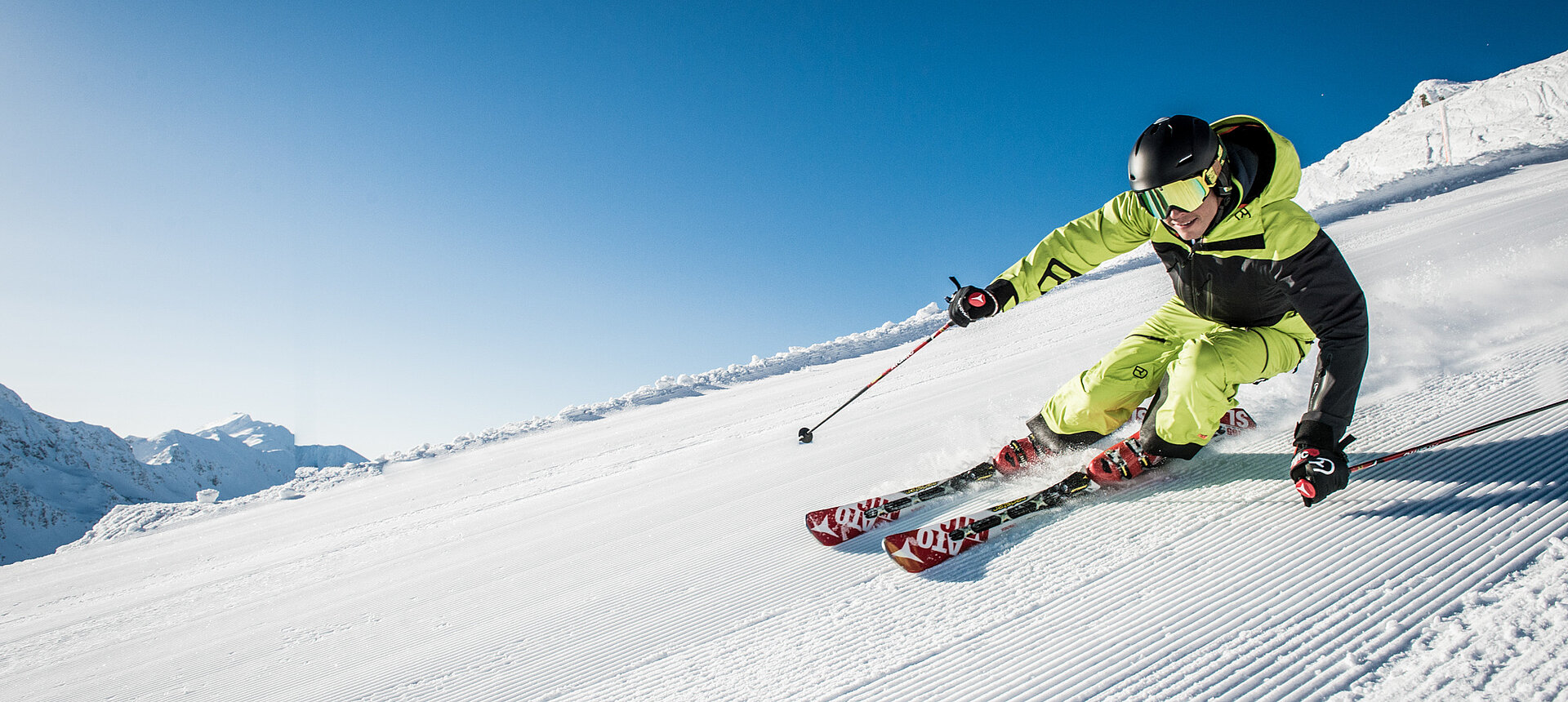 Ein Skifahrer im Skiurlaub in Österreich