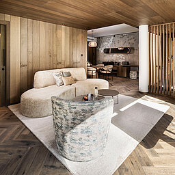 Luxuriöser Wohnraum mit Designmöbeln in der Suite 445 des Wellnesshotels Lürzerhof