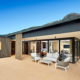 Die Terrasse des Alpin Life Penthouse de Luxe im Wellnesshotel Lürzerhof in Salzburg