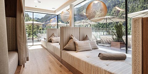 Sky Dream Ruheraum im Lürzerhof mit gemütlichen Daybeds und Panoramafenstern zur Salzburger Bergwelt.