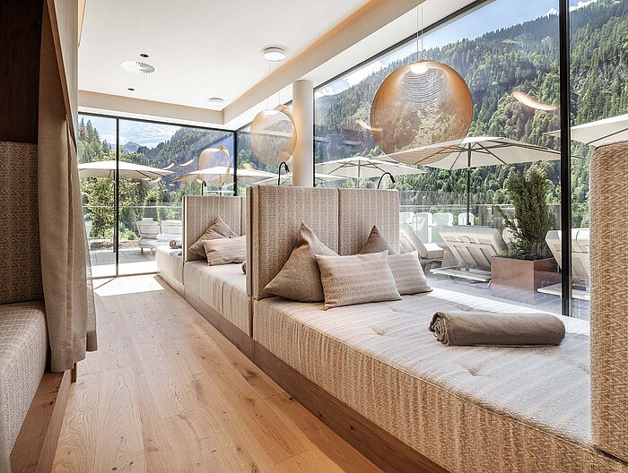 Sky Dream Ruheraum im Lürzerhof mit gemütlichen Daybeds und Panoramafenstern zur Salzburger Bergwelt.