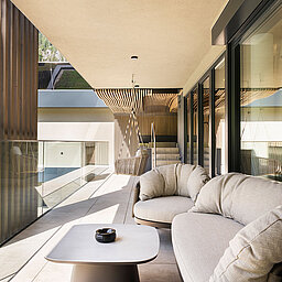 Überdachter Balkon mit gemütlicher Lounge in der Suite 445 des Lürzerhofs