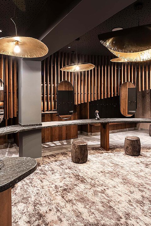 Exklusiver Spa-Umkleideraum im Lürzerhof mit Schminkplätzen, Spiegeln und warmem Holzdesign