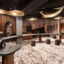 Exklusiver Spa-Umkleideraum im Lürzerhof mit Schminkplätzen, Spiegeln und warmem Holzdesign