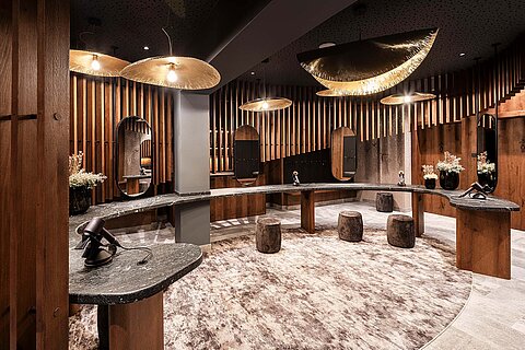 Exklusiver Spa-Umkleideraum im Lürzerhof mit Schminkplätzen, Spiegeln und warmem Holzdesign