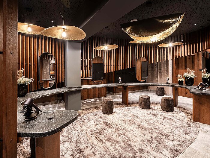 Exklusiver Spa-Umkleideraum im Lürzerhof mit Schminkplätzen, Spiegeln und warmem Holzdesign