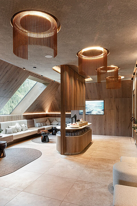Stilvoller Ruhe- und Erfrischungsbereich im Wellnesshotel Lürzerhof nahe Obertauern mit gemütlichen Sitzplätzen und modernem Holzdesign