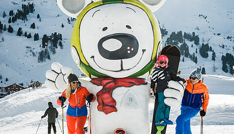 Familie hat Spaß im Schnee im Aktivurlaub in Österreich