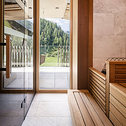 Private Sauna der Suite 445 mit Ausblick auf die Berge bei Obertauern