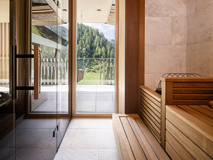 Private Sauna der Suite 445 mit Ausblick auf die Berge bei Obertauern