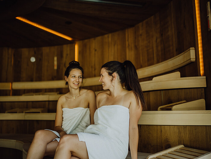 Zwei Frauen sitzen in der Sauna im Wellnesshotel Lürzerhof in Salzburg