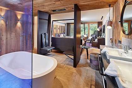 Das Badezimmer in der Alpin Family Lodge im Wellnesshotel Lürzerhof in Salzburg