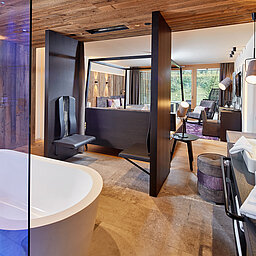Das Badezimmer in der Alpin Family Lodge im Wellnesshotel Lürzerhof in Salzburg