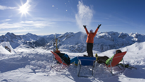 Personen genießen die Sonne am Berg im Aktivurlaub in Obertauern