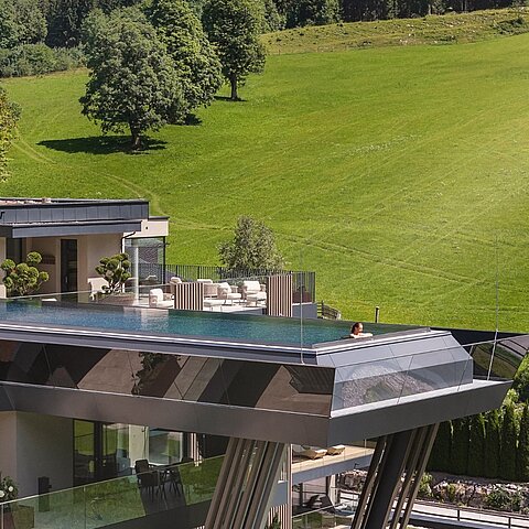 Dein 24 Stunden Insider Plan für den Perfekten Urlaub bei uns im Lürzerhof. -> swipe 08:00 Uhr Vital- Frühstück 10.00 Uhr Alm- Erlebnis 13:00 Uhr Mittagslunch 14:00 Uhr Wellness 19:00 Uhr...