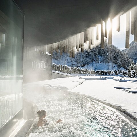 Von der Hitze der Eventsauna direkt ins Glück: Einatmen. Aufatmen. In unserem Alpin Bubble und Outdoor Living Room verschmelzen kühle Bergluft, alpine Weite und absolute Tiefenentspannung.