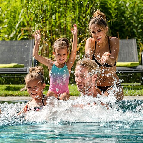 Familienzeit, wie sie sein soll. Erlebt stressfreien Familienurlaub im Salzburger Land – mit Abenteuer, Wellness & echter Erholung für Groß und Klein.