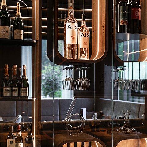 Guter Wein. Feines Essen. Glückliche Momente. Bei uns im Lürzerhof wird jeder Abend zu einem besonderen Erlebnis – mit regionalen Köstlichkeiten und perfekt harmonierenden Weinen.