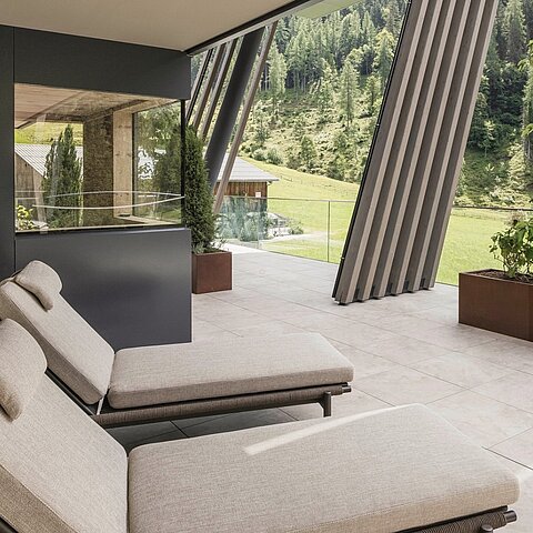 Ankommen. Die Tür öffnen. Sofort wohlfühlen. Unsere SKY N°32 ist mehr als nur ein Ort zum Übernachten – sie ist ein Rückzugsort, an dem Ruhe, Komfort und alpines Design aufeinandertreffen.