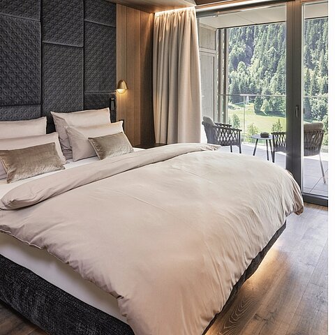 Ankommen, wohlfühlen und die Ruhe genießen. Unsere Suiten & Zimmer verbinden alpinen Charme mit modernem Komfort – und schenken euch Raum für ganz besondere Auszeiten.