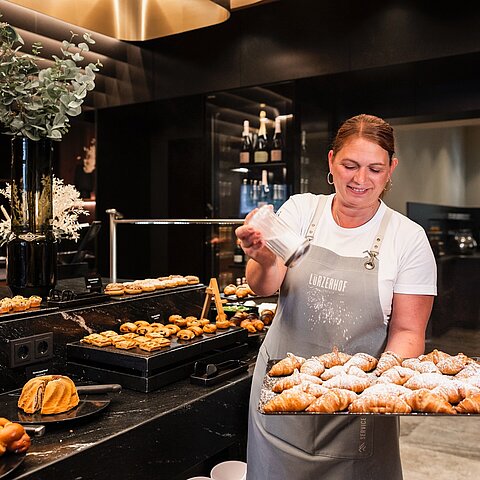 Genuss am Morgen Starte deinen Tag mit unserem alpin-mediterranen Schlemmer-Frühstück – täglich von 7:30 bis 11:00 Uhr.