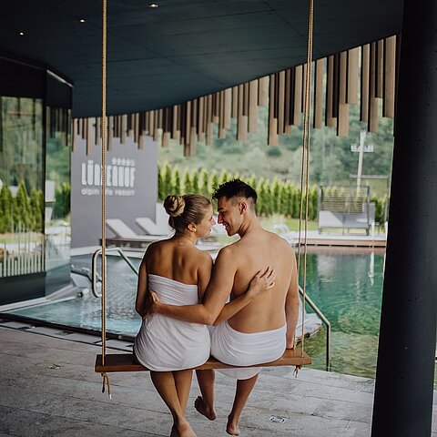 Zeit zu zweit – Wellness für die Seele Gönnt euch eine romantische Auszeit im Alpin Life Resort Lürzerhof: exklusive Spa-Suiten, wohltuende Massagen & 4.000 m² Wellnessbereich warten auf euch.